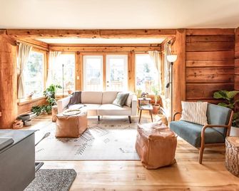 Hygge Log Home Downtown with Great Mountain Access - غولدن - غرفة معيشة
