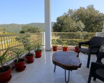 Charekh Food & Forest Resort - Kotdwāra - Balcony