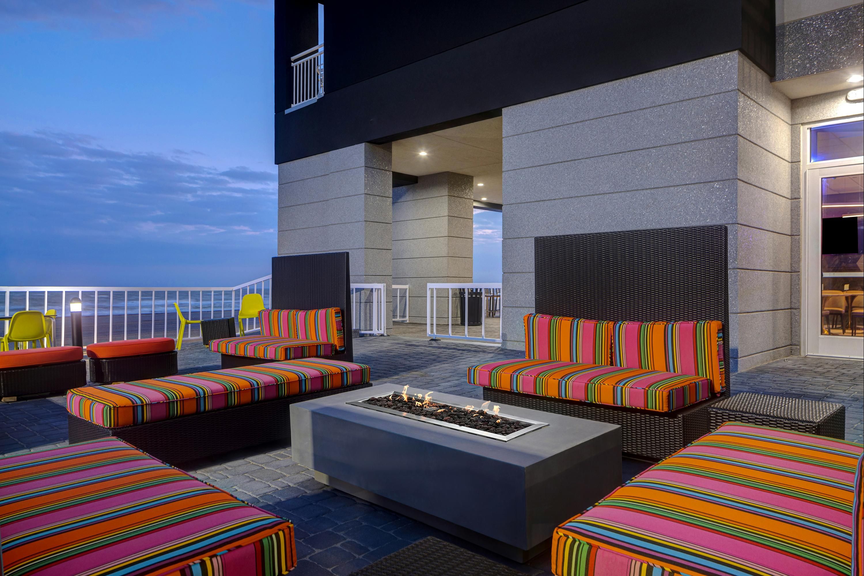 Tru by Hilton Galveston - Galveston - Balcony