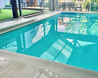 Hotel De Paris - Poligny - Piscina