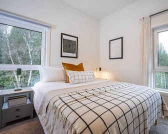 Cozy and Modern Getaway - Revelstoke - Bedroom