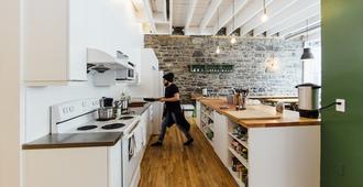 Auberge Saint-Paul - Hostel - Montreal - Kitchen