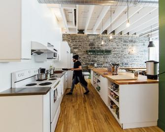 Auberge Saint-Paul - Hostel - Montreal - Kitchen