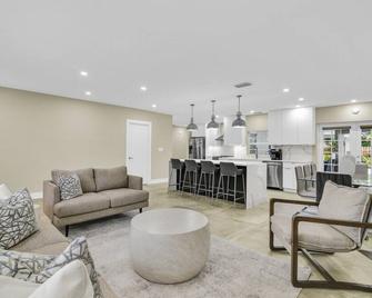Entire House Villa Boca 4 Bedroom, 3 Bathroom W/ Pool and Grill - Boca Raton - Living room