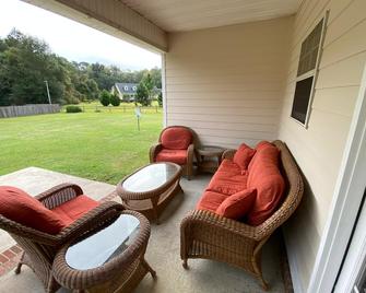 Pool/Bon Fires at Cul-De-Sac 4 Bedroom/3 Bath Getaway. Close to Wild Adventures - Valdosta - Patio
