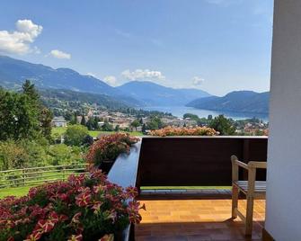 Doppelzimmer mit Balkon und Seeblick - Pension Paßler - Seeboden - Balcón