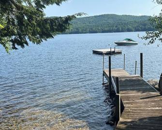 Pleasant Lake Escape: 3BR Home with Panoramic Views - New London