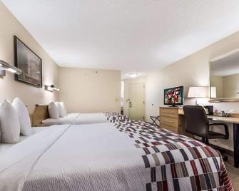 Seatac Hotel For Relaxed Travel! Free Airport Shuttle + Pets Allowed - SeaTac - Bedroom