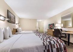 Seatac Hotel For Relaxed Travel! Free Airport Shuttle + Pets Allowed - SeaTac - Bedroom