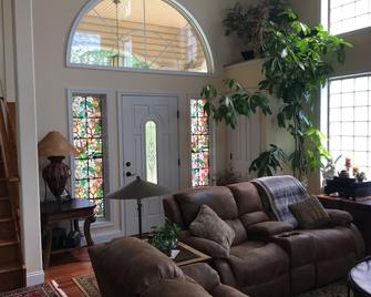 Starlight Waterfront Retreat: 3 bed 2.5 bath home with separate apartment rental - Elkton - Living room