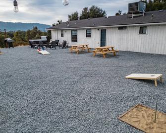 Fantastic Views w/ Hottub, Firepit & Horseshoes - Ahwahnee - Patio