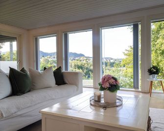 Apartment with stunning fjord view near Ålesund - Ålesund - Living room