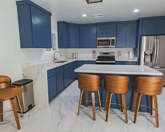 Charming 2-bedroom house with AC, WiFi in enjoyable Somerton. - Somerton - Kitchen