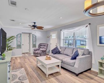 Gulf Breezes - Gulfport - Living room