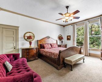 Massive 6 Bedroom Downtown Home\n - Bryan - Bedroom