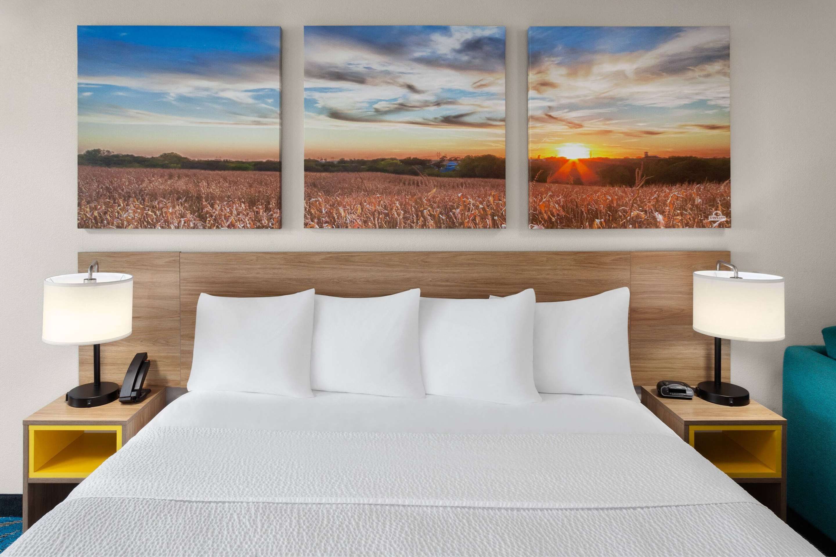 Days Inn & Suites by Wyndham Morris/I-80 - Morris - Bedroom