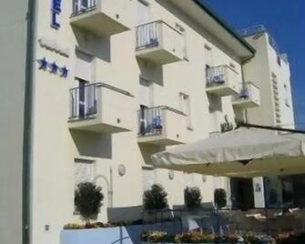 Hotel Nina - Bibbona - Edificio