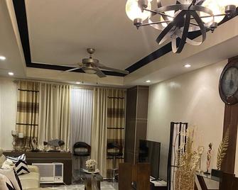 Exquisite 2 bedroom Suite At Eastwood City! - マニラ - ダイニングルーム