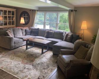 Beautiful Country House 1 mile from town - Newtown - Living room