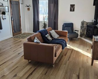 1Bed/1Bath Newly Remodeled Full Kitchen ne ar main street 44 miles from Yosemite - Mariposa - Living room