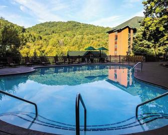 2BR Westgate Resort Sleeps 10 - Smoky Mtn Condo with Free Water Park - Gatlinburg - Pool