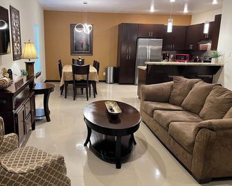Pet-friendly, charming 2-bedroom, 2.5-bath condo located in a gated community. - McAllen - Sala de estar