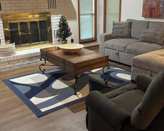 Cute two bedroom/two bath home heart of Benton. - Benton - Living room