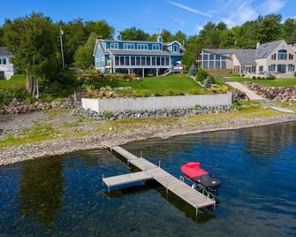 Smooth Sailing on the Lake! Free EV charging! - Plattsburgh - Building
