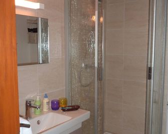 Adrihof , B&B à la Cour de l'abbaye d'Autrey - Riquewihr - Baño