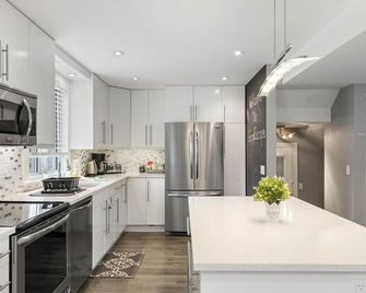 Explore Niagara-on-the Lake Retreats with US! - St. Catharines - Kitchen