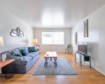 The Savvy Traveler #2 - Kokomo - Living room