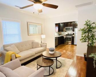 Lovely 2 bdrm apt w/ parking and outdoor sitting - Stamford - Sala de estar