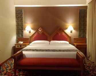 Royal Denai Hotel - Bukittinggi - Bedroom