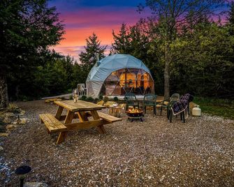 Unique, Fun, and Modern Queen Dome - 2 Queen Beds. Loft Accessed by Ladder. - Ashland - Patio