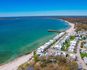 Welcome to The Palms! Your summer retreat ~Hot tub - Crystal Beach - Beach