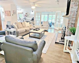 Spacious 5BR Lakefront home with hot tub, ping pong, private dock - Lavonia - Living room