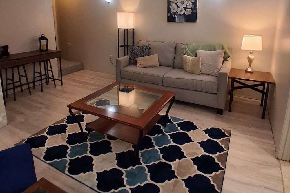 Comfortable and Convenient - Howell - Wohnzimmer