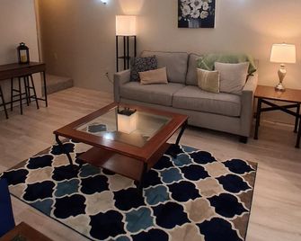 Comfortable and Convenient - Howell - Wohnzimmer
