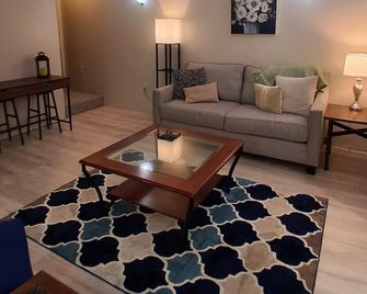 Comfortable and Convenient - Howell - Wohnzimmer