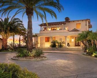 A Private Gated Estate - San Diego - Building