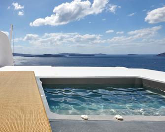 Allure Breeze Suites - Oia - Pool
