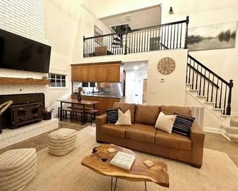 Newly Remodeled A-Frame Waterfront Oasis - Rogersville - Sala de estar