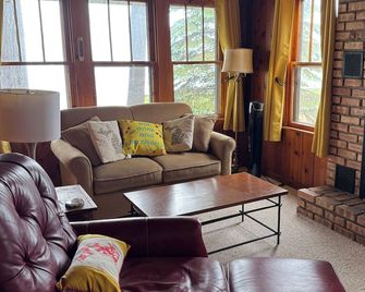 Adorable Lake Front Home with 115 Ft of Private Beach. - Fife Lake - Sala de estar