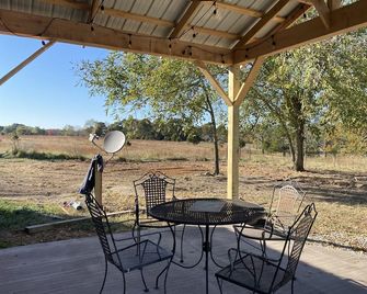 Brand new tiny cabin located on farm. Near rivers, trailsheads & national forest - West Plains - Terasa