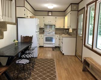 Peaceful Lodge, private drive, 2 boat garage, near launch on Lake Guntersville - Scottsboro - Kitchen