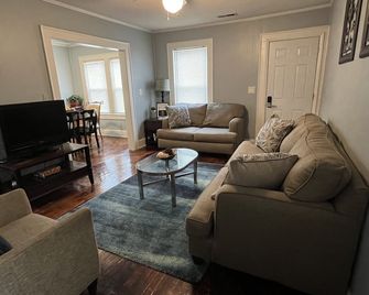 Dazzling Downtown Duplex(entire duplex) close to Elon University - Burlington - Obývací pokoj