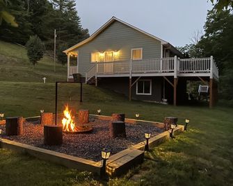 Hot Tub+fire Pit, Wifi, Close to Avl+burnsville! Perfect Location! Easy Access! - Burnsville - Building