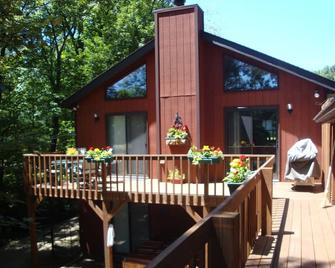 Cozy Lakefront Chalet w/ Hot Tub, Gameroom & Outdoor Fire Pit! - Kunkletown - Building