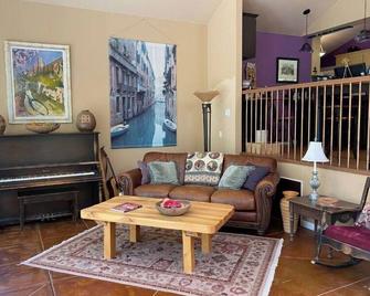 Spacious, family & dog friendly garden oasis home in Yelm, WA. - Yelm - Sala de estar