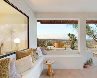 Terracasa - Hot Tub, Fire Pit, Outdoor Shower & Endless Views 2 Bedroom Home by RedAwning - Yucca Valley